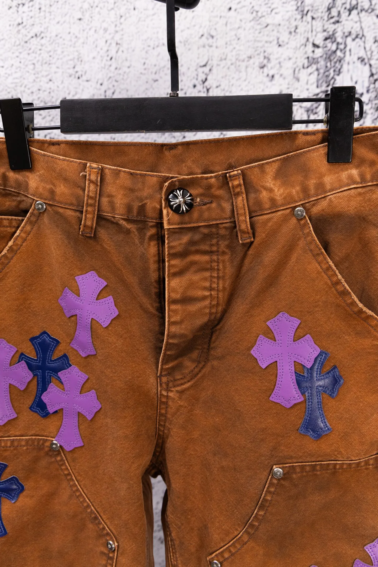 P290 Chromehearts Limited Edition Ox King Blue Purple Cross Patch Leather Brown Jeans Workwear Logging Pants. The counter price is 34W level. The patchwork cross pattern is embellished and the jeans are washed! ! An absolutely high-end luxury product, a 1.9W-level god-level single product, a super popular product, made by top heavy industry, a magic weapon that cannot be missed! [About Zangyin] This is an extremely luxurious fashion brand that can also be called the aristocracy of the high street. It has always been an exclusive brand for some hipsters or rich second generations. Compared with ordinary high streets, it is more luxurious and noble. Compared with luxury brands, it is more fashionable and individual. It has always been a brand that I have a special liking for. [Top heavy industry fashion design] Consistently high-street luxury style. Speaking of this style, the Zangyin family and GU family are definitely the leading representative brands. Especially the Zangyin family has really achieved a state-of-the-art effect in creating high-street style. The unique washed material is used to create this style. The color system is already quite eye-catching. After it is decorated with patchwork cross flowers, it cleverly highlights the charm of the brand. Secondly, this style uses classic The high-waist cutting design highlights the long legs and fashionable temperament of the upper body. The brand is highly recognizable and the slim fit configuration is more suitable for daily wear. It is a product that interprets personality, fashion, and specifications at a glance. This single product is enough to make any fan excited. It can be a white T-shirt for a youthful college style, or a tight suspender for a royal style. It has strong matching ability and can be easily controlled by men.  [Materials and craftsmanship] Needless to say, this point goes without saying. As an excellent craftsman brand, Zangyin’s requirements for details and craftsmanship are really perfect. The washed color of this model has gone through so many processes, not to mention the embellishment of denim appliques. It is also purely hand-made and sewn. Just like what they believe in, only hand-made things have soul and have the meaning of wear. A top-notch heavy-duty fashionable denim item, I look forward to your perfect interpretation! !  Color: Picture color Size: 28-36